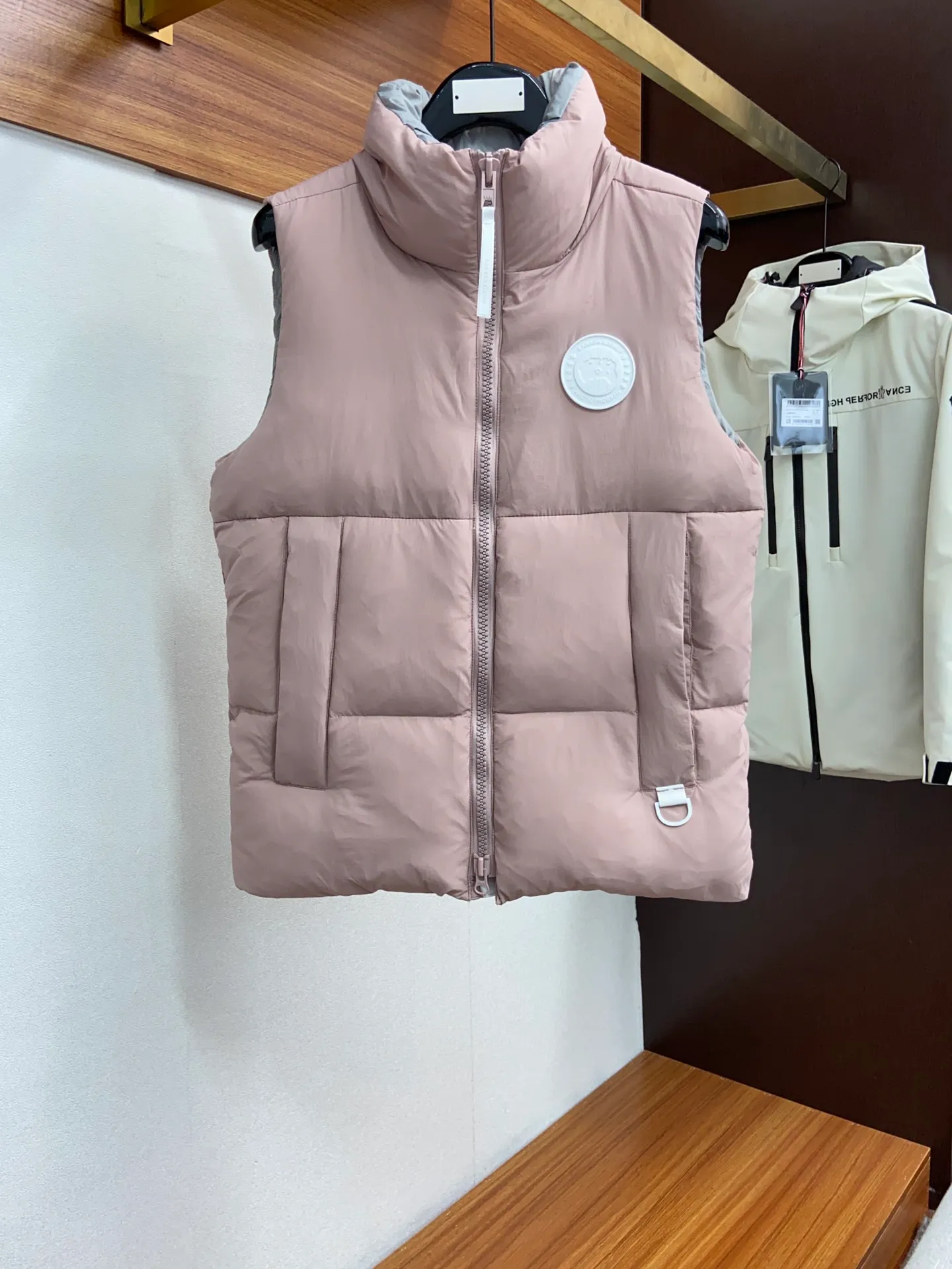 P520 original single version exclusive release #𝘾𝘼𝙉𝘼𝘿𝘼 𝙂𝙊𝙊𝙎𝙀/𝙅𝙪𝙣𝙘𝙩𝙞𝙤𝙣 top original TOP version restored ZP up to 98%‼ ️ CANADA GOOSE/Canada Goose Pastels Pastel Series Everett White Label Vest This versatile Everett vest is a lightweight layering item suitable for wearing in all seasons. It is trimmed in all white and equipped with D-rings for hanging gloves or other daily items when outside. It is ideal for travel and unpredictable weather conditions. The pocket openings and cuff edges are reinforced with CORDURA fabric for durability. The reflective stripes on the back of the collar improve visibility in dim environments, making it the first choice for travel. Note: In order to maximize profits during the production process, some businesses add toxic waste silk, 50 velvet, hand-feel velvet, etc. into the clothes! It is said to be 90% white duck down, purchasing agent level, or even more exaggeratedly said to be 90% white goose down, to fool the layman! (You can consult the official Big Goose. All authentic styles are made of white duck down) ⚠️ Remember, you get what you pay for! Don't be greedy for small gains, or you will suffer big losses!  Size: XS S M L XL Color: Black Melt Water Blue Soft Pink Moonlight Lime